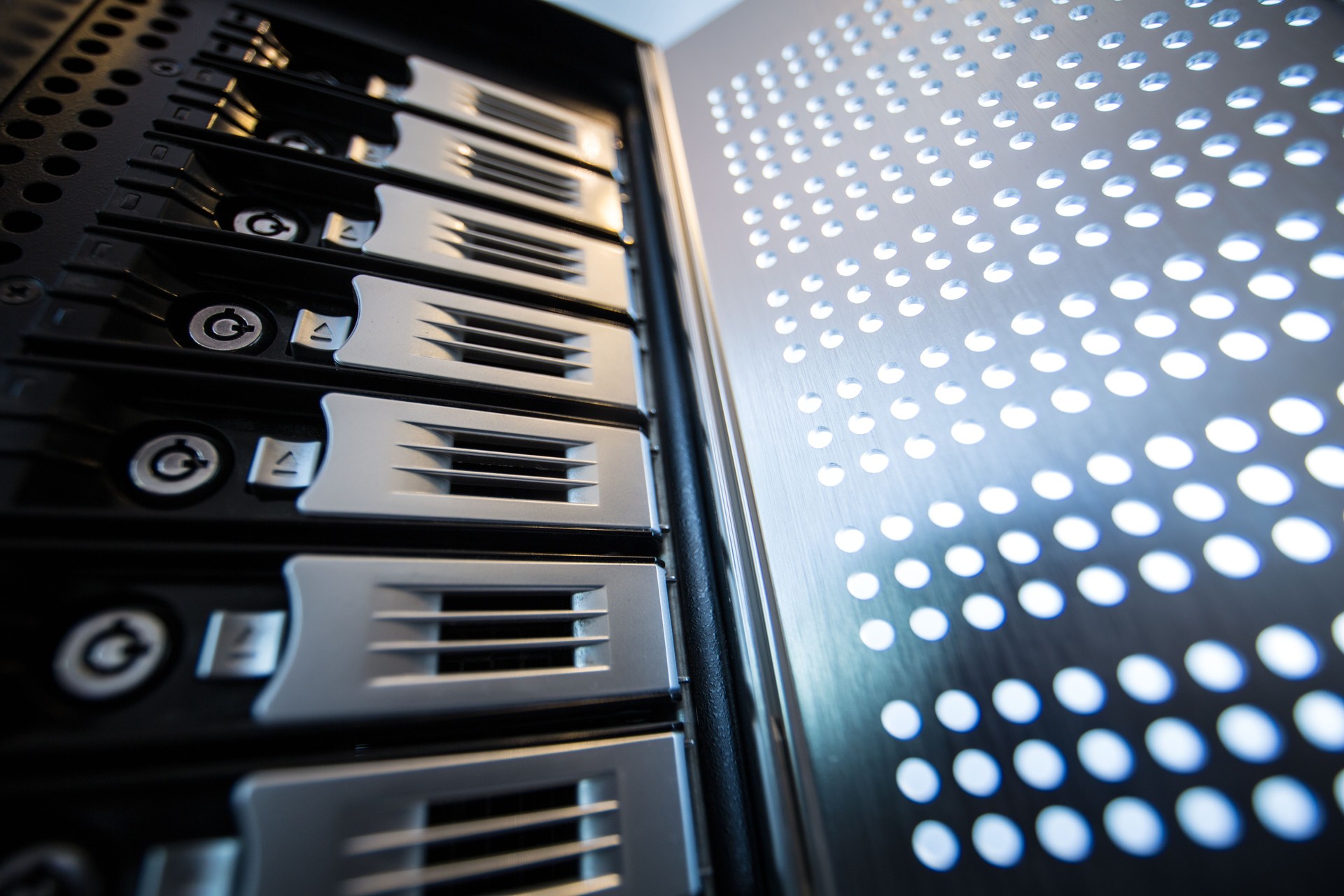 NAS server drives small business storage